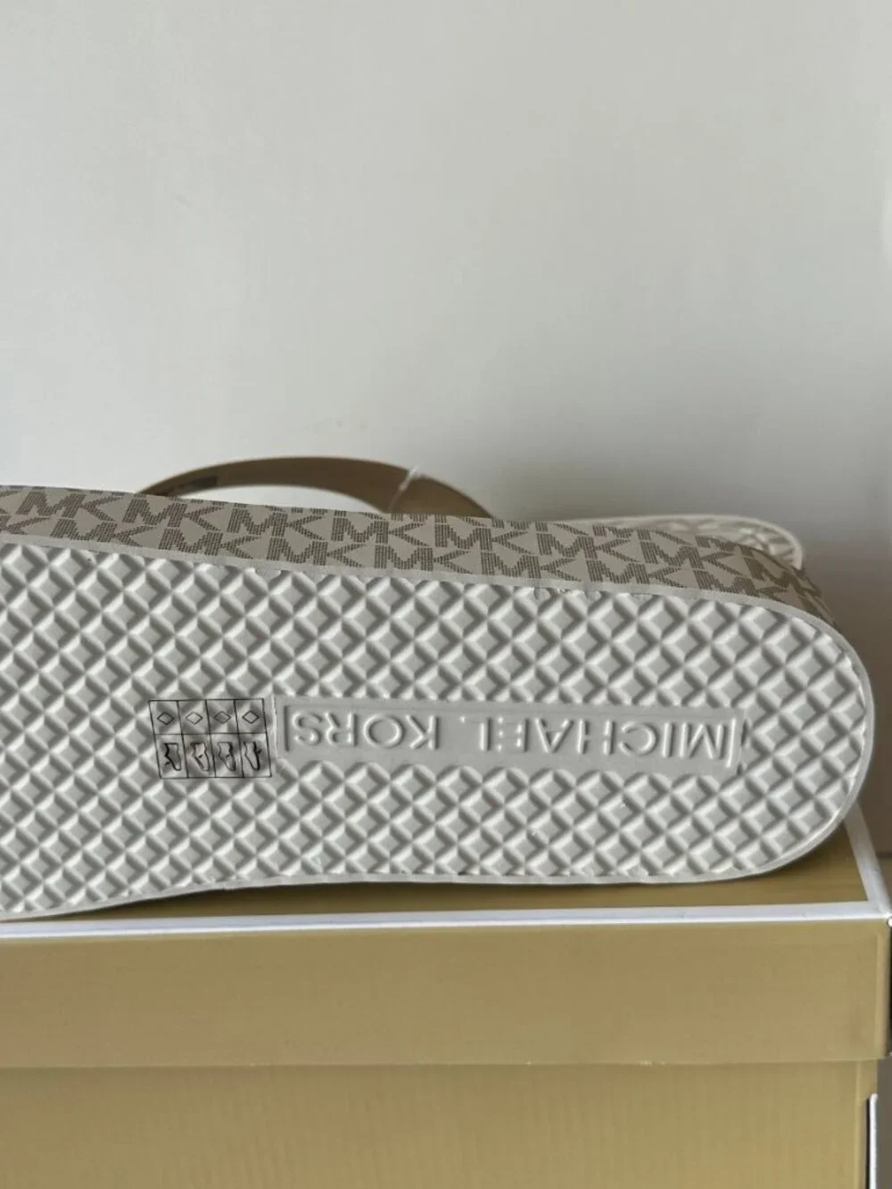 NIB Michael Kors libbie platform flip flops Size 11 - Picture 2 of 4